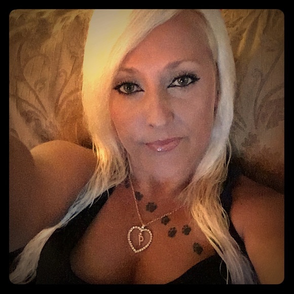 Meet this Posher, Patricia. Hair LOVE in color - Picture 2 of 4